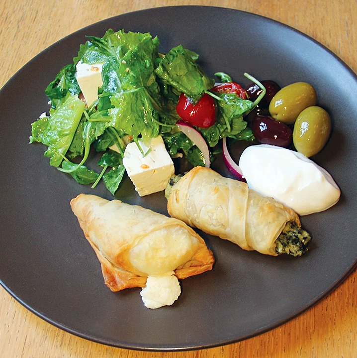 Filopaj med grekisk sallad, oliver, olivolja och yoghurtdip.